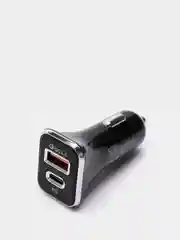 Белый автомобильное зарядное устройство в прикуриватель с выходами USB и Type-C