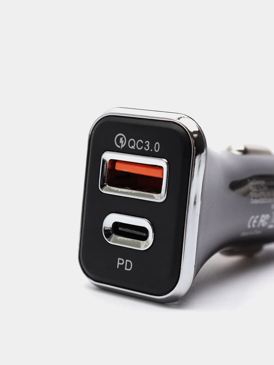 Белый автомобильное зарядное устройство в прикуриватель с выходами USB и Type-C
