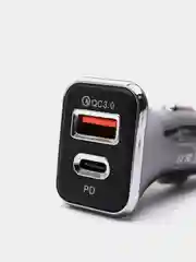 Белый автомобильное зарядное устройство в прикуриватель с выходами USB и Type-C