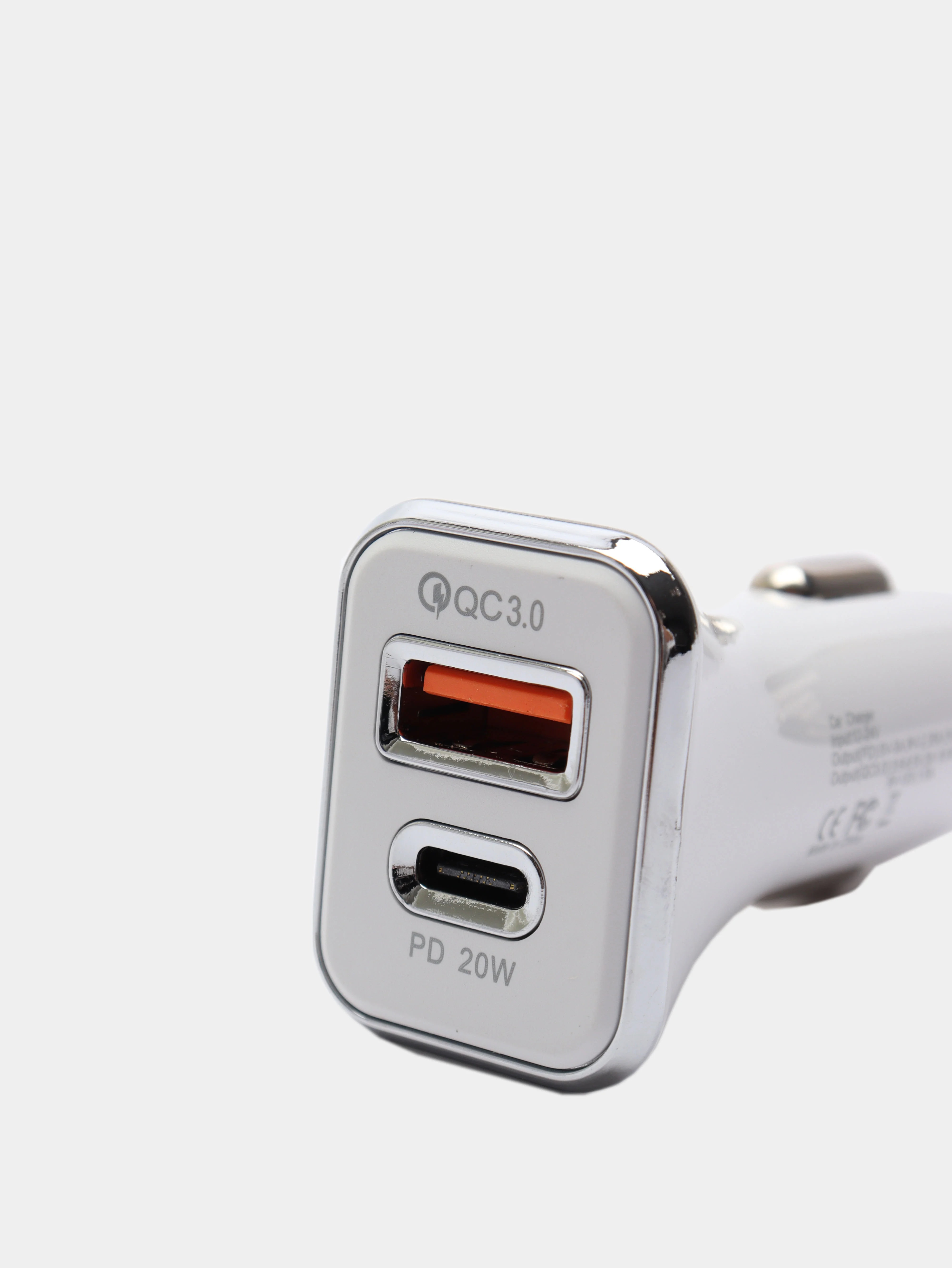 Белый автомобильное зарядное устройство в прикуриватель с выходами USB и Type-C