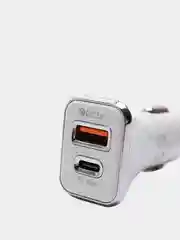 Белый автомобильное зарядное устройство в прикуриватель с выходами USB и Type-C