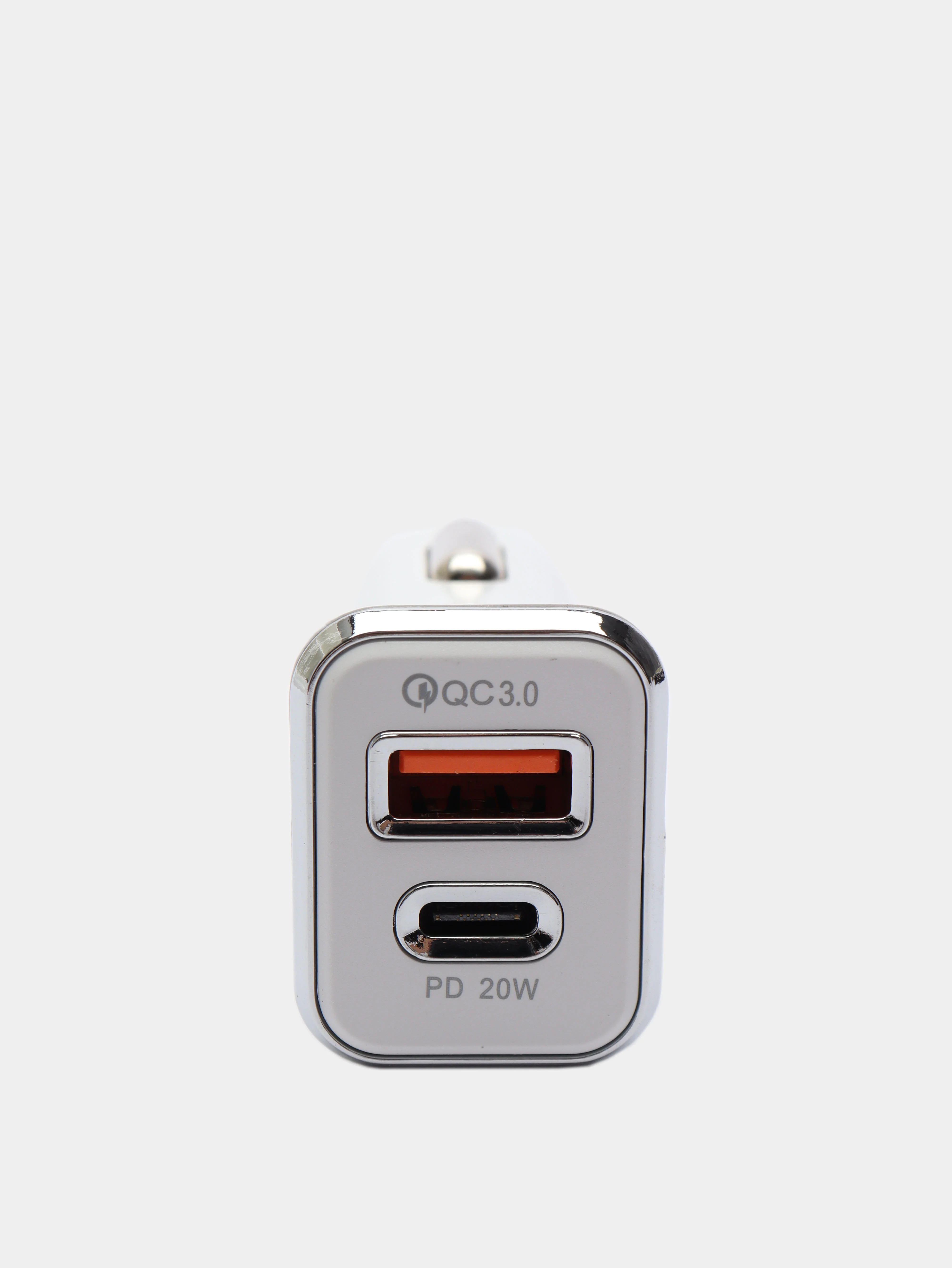 Белый автомобильное зарядное устройство в прикуриватель с выходами USB и Type-C