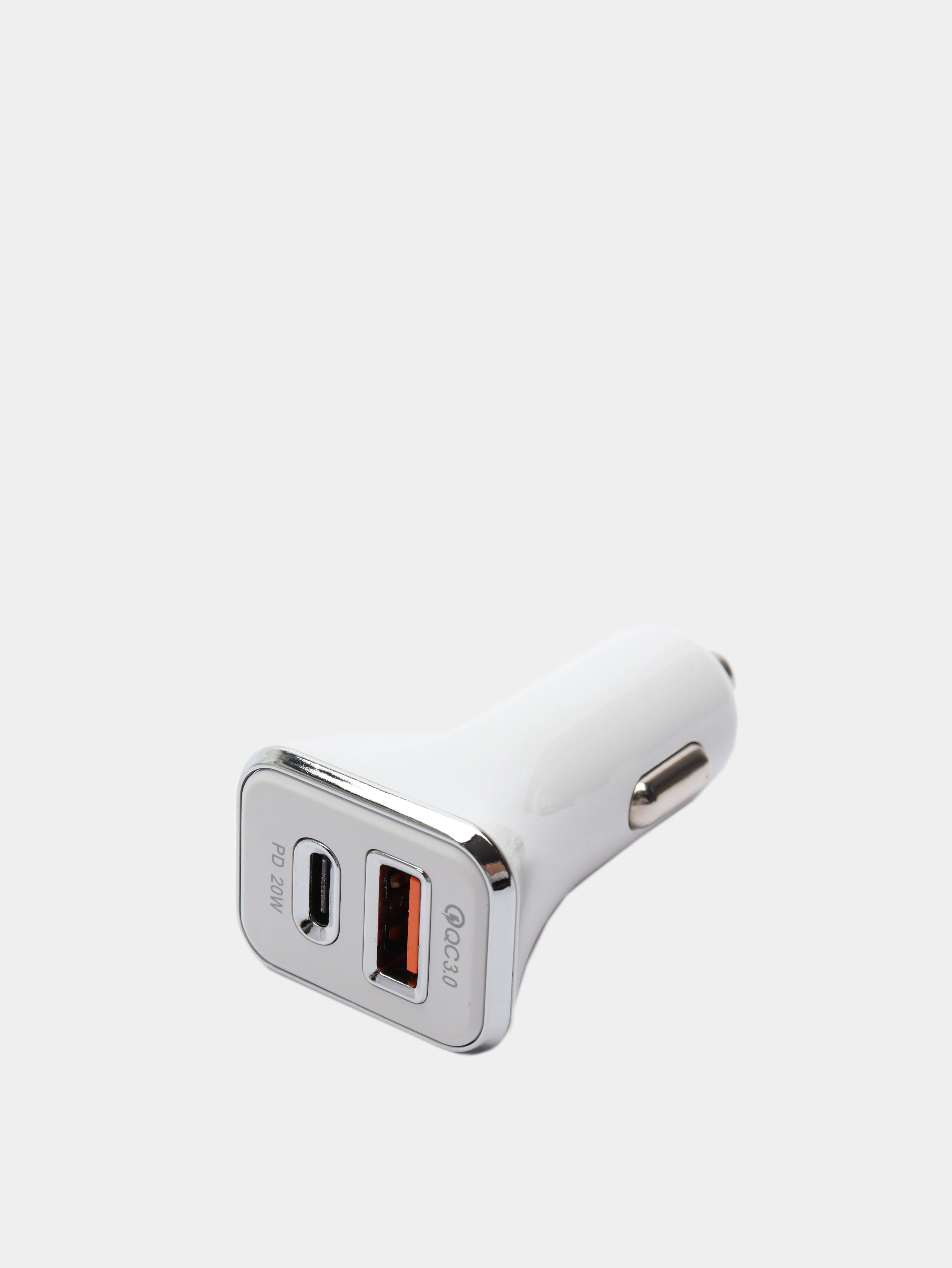 Белый автомобильное зарядное устройство в прикуриватель с выходами USB и Type-C