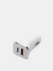 Белый автомобильное зарядное устройство в прикуриватель с выходами USB и Type-C