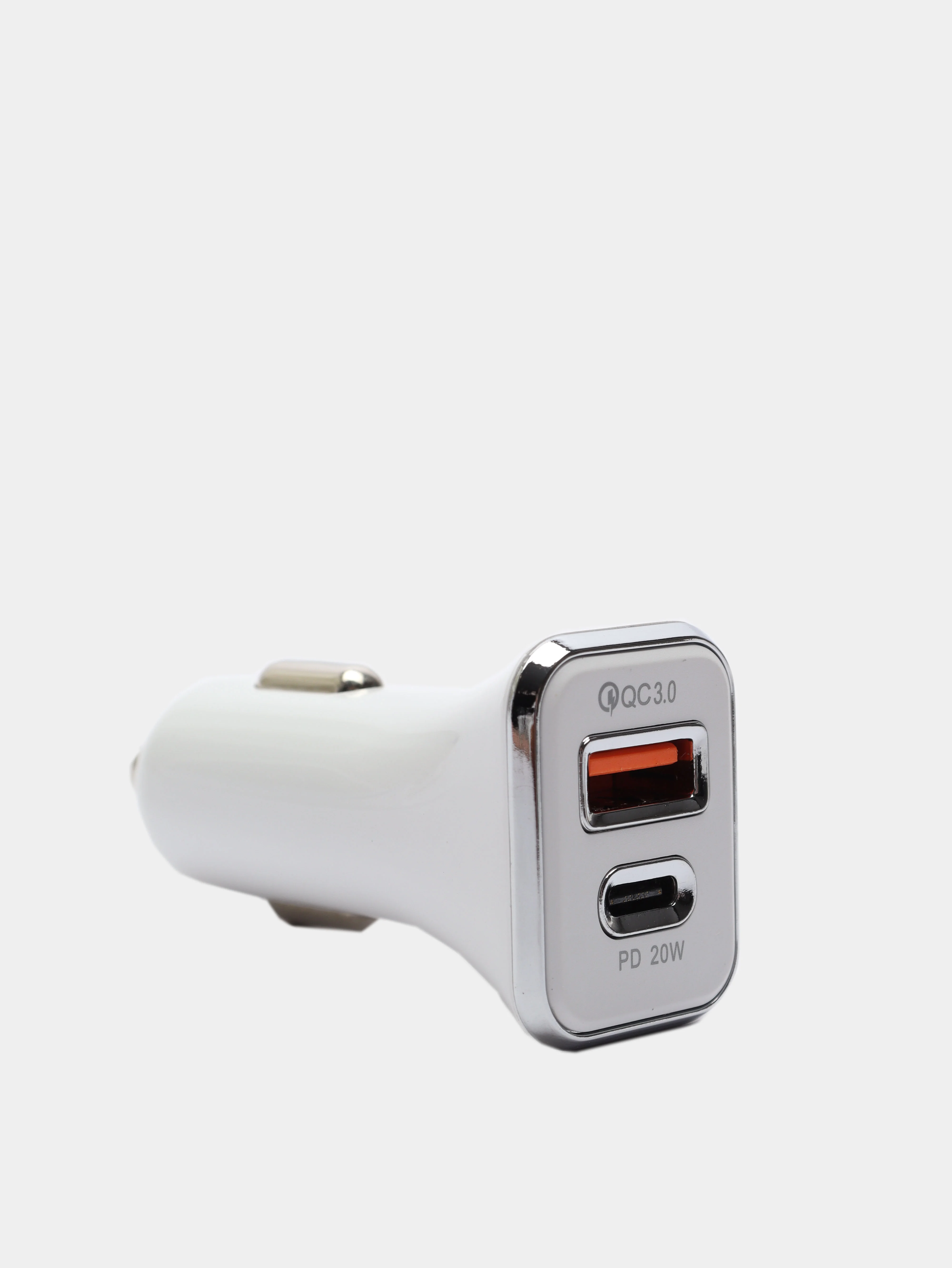 Белый автомобильное зарядное устройство в прикуриватель с выходами USB и Type-C