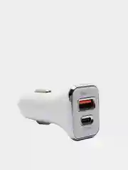 Белый автомобильное зарядное устройство в прикуриватель с выходами USB и Type-C