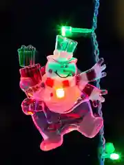 Светодиодная фигурка "Снеговик с подарком" RGB, на присоске