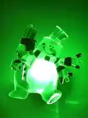 Светодиодная фигурка "Снеговик с подарком" RGB, на присоске
