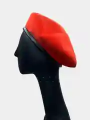 Красный берет женский