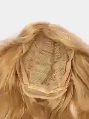 Бежевый парик волнистый