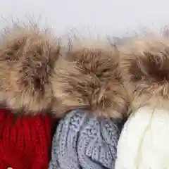 Вязаная детская шапка с жемчугами и с меховым помпоном