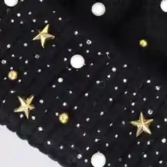 Вязаная детская шапка с жемчугами и с меховым помпоном