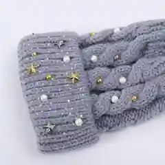 Вязаная детская шапка с жемчугами и с меховым помпоном