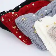Вязаная детская шапка с жемчугами и с меховым помпоном