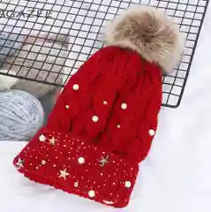Красный вязаная детская шапка с жемчугами и с меховым помпоном