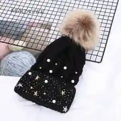 Черный вязаная детская шапка с жемчугами и с меховым помпоном