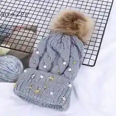 Серый вязаная детская шапка с жемчугами и с меховым помпоном