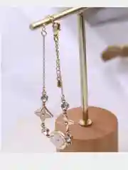 Браслет с цветком и камушками