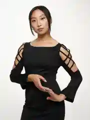 Черный платье с декорированными плечами