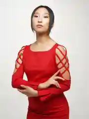 Красный платье с декорированными плечами