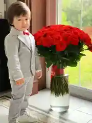 Нарядный костюм для мальчика CHADOLLS серого цвета с красной бабочкой
