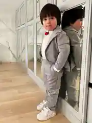 Нарядный костюм для мальчика CHADOLLS серого цвета с красной бабочкой