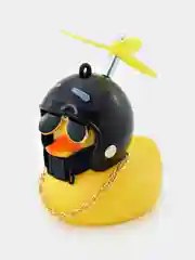 Индиго крутая утка с гудком в шлеме и пропеллером