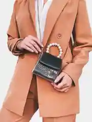Сумка женская маленькая с жемчужной ручкой