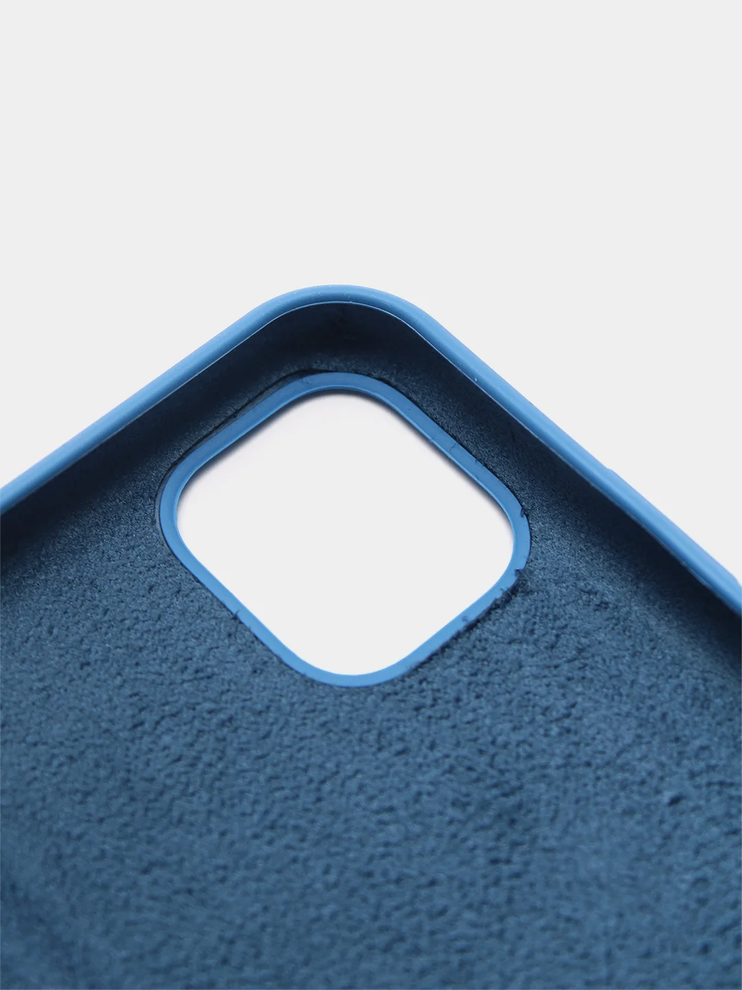 Синий чехол Silicone case для iPhone 11 с открытым низом