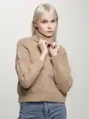 Бежевый свитер вязаный женский