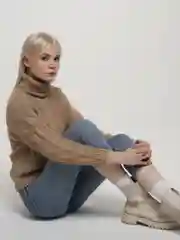 Бежевый свитер вязаный женский