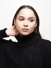 Черный свитер вязаный женский