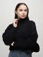 Черный свитер вязаный женский