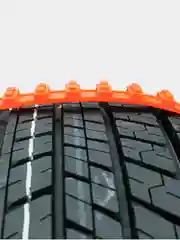 Оранжевый хомут противобуксовочный для автомобиля