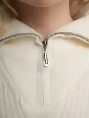 Белый свитер с замком женский