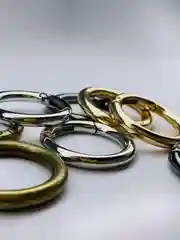 Белый пружинное кольцо, кольцо-карабин