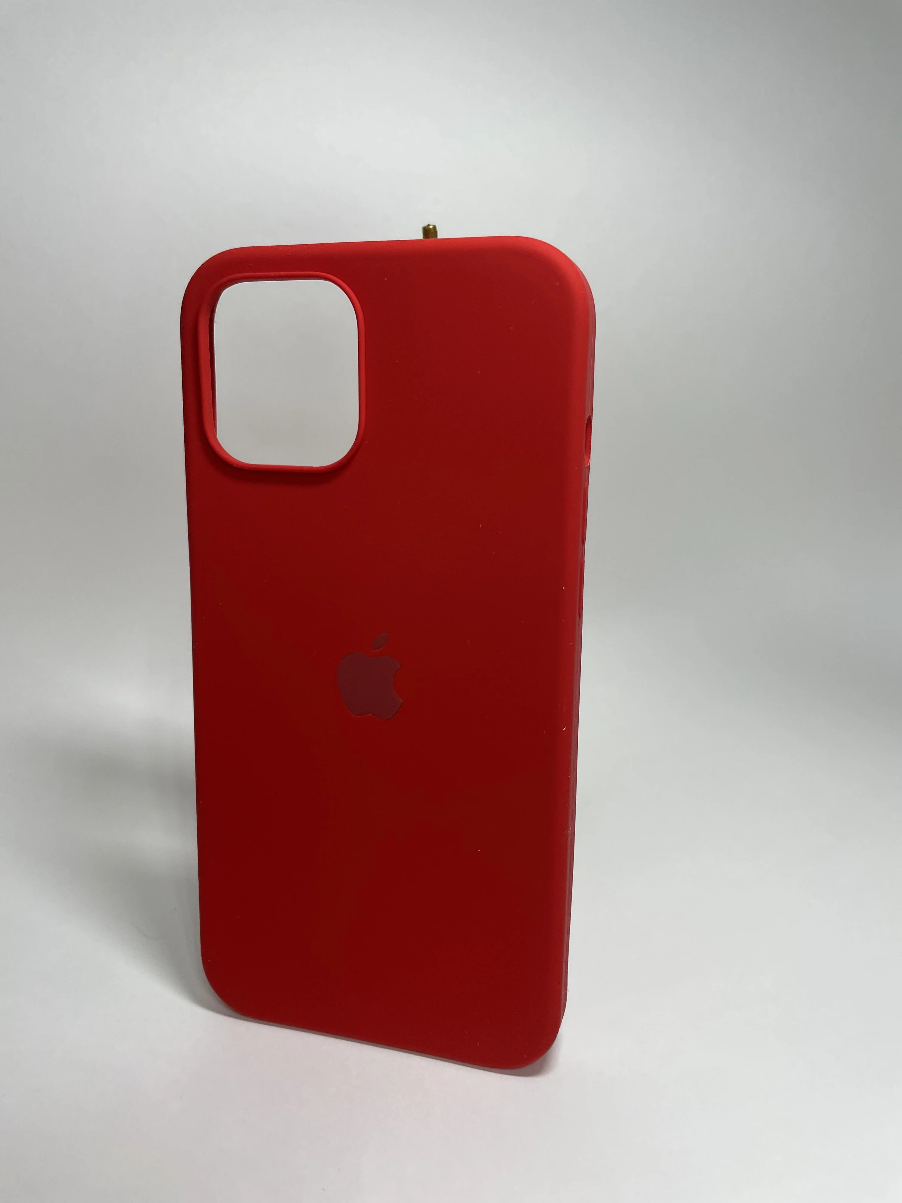 Алый чехол на iPhone 12 Pro Max