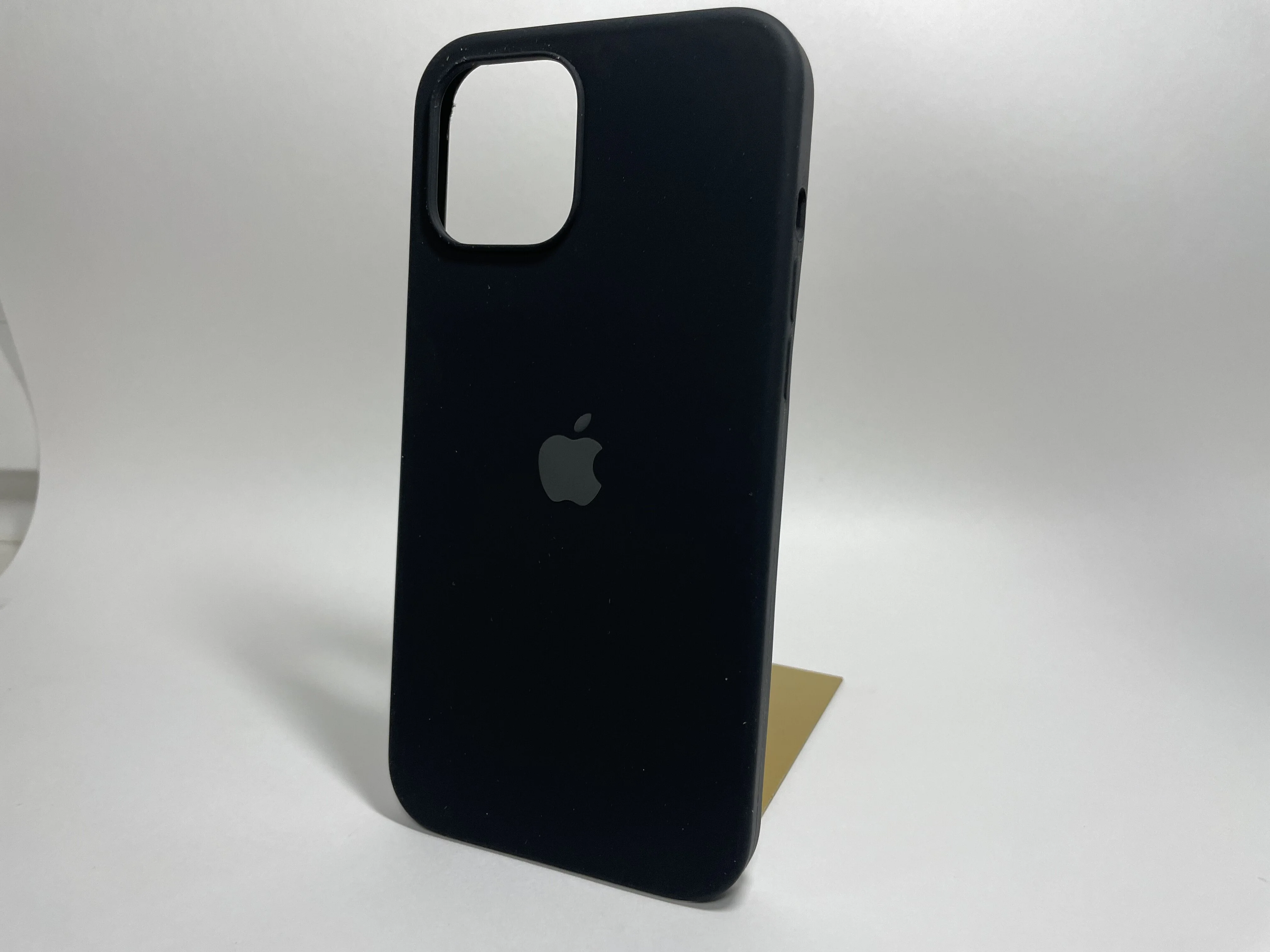 Алый чехол на iPhone 12 Pro Max