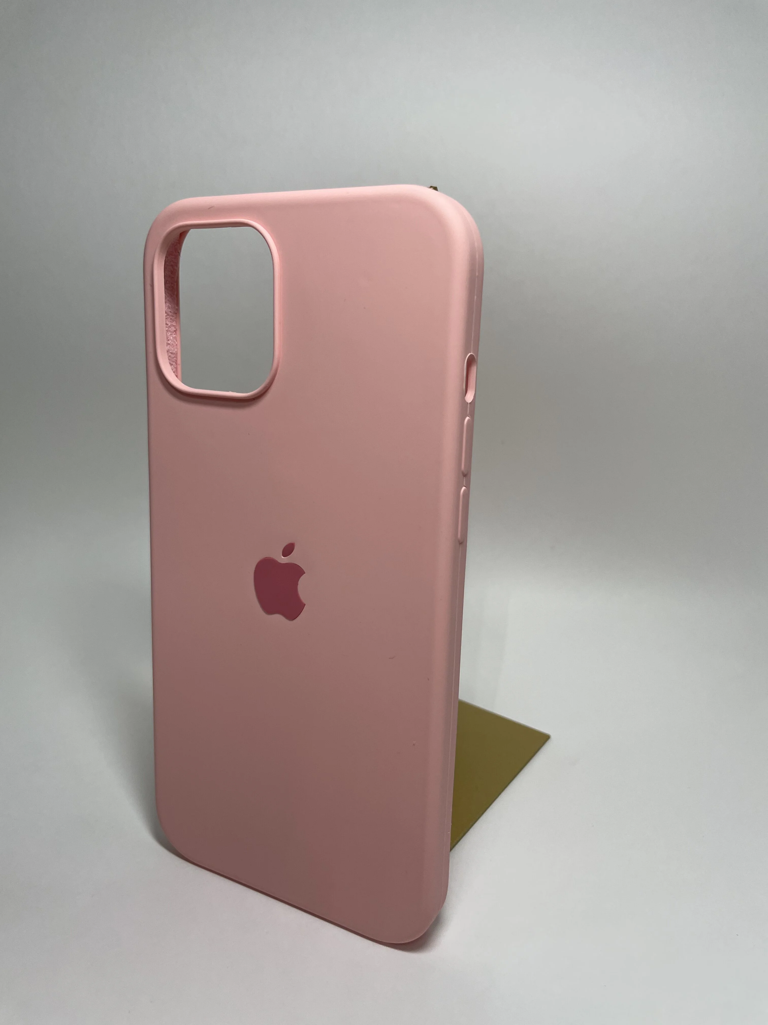 Алый чехол на iPhone 12 Pro Max