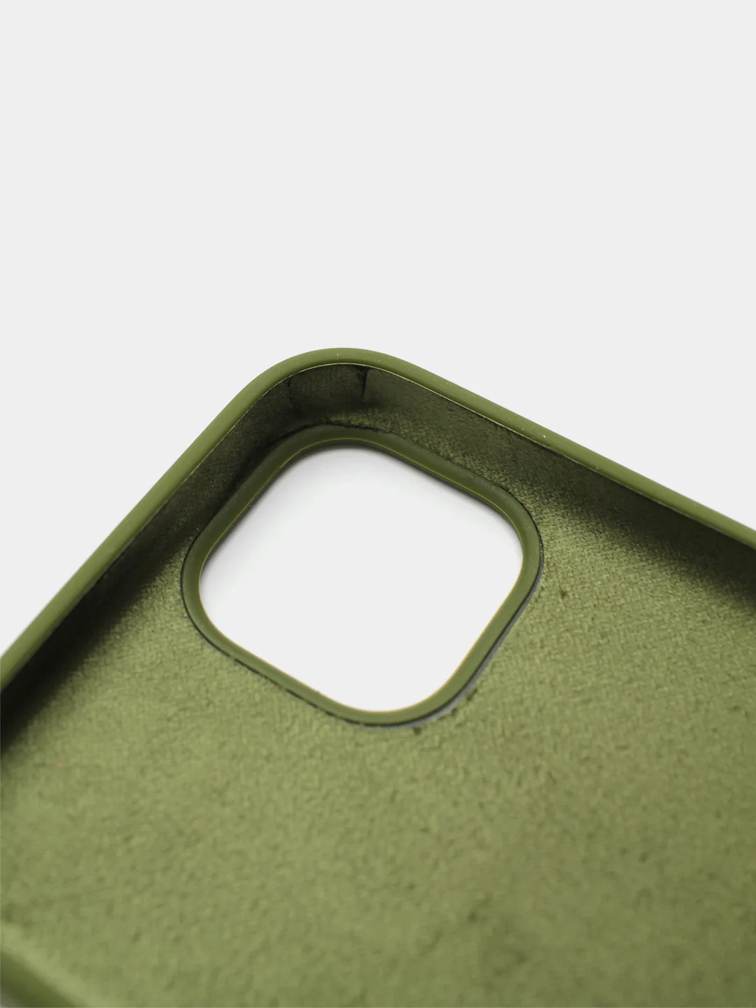 Лесной зеленый чехол Silicone Case для iPhone 13 с закрытым низом