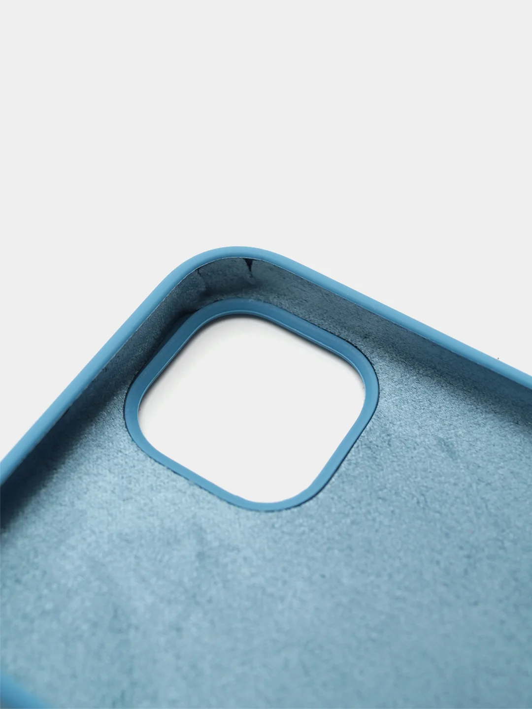 Синий чехол Silicone Case для iPhone 13 с закрытым низом