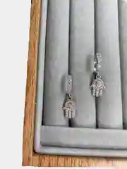 Серьги с подвесной частью ладошки