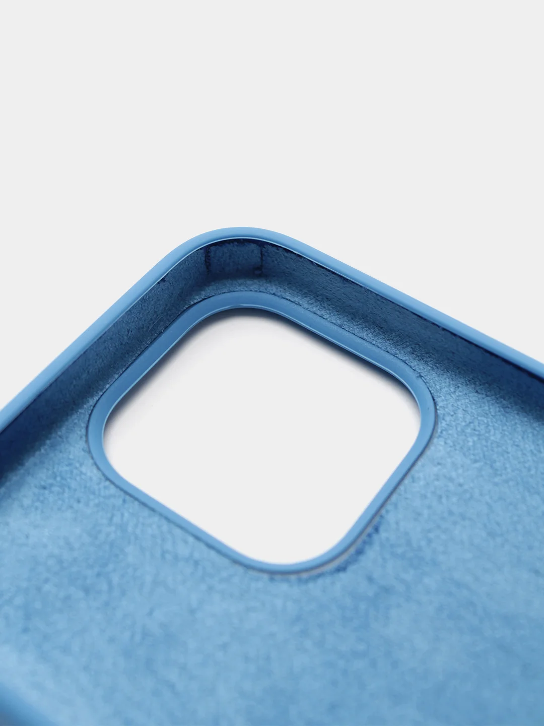 Синий чехол Silicone Case для iPhone 13 Pro с закрытым низом