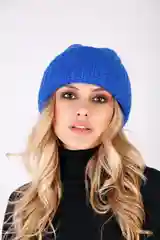 Синий шапка объемной вязки