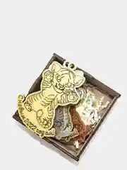 Елочные игрушки из фанеры в деревянной коробке