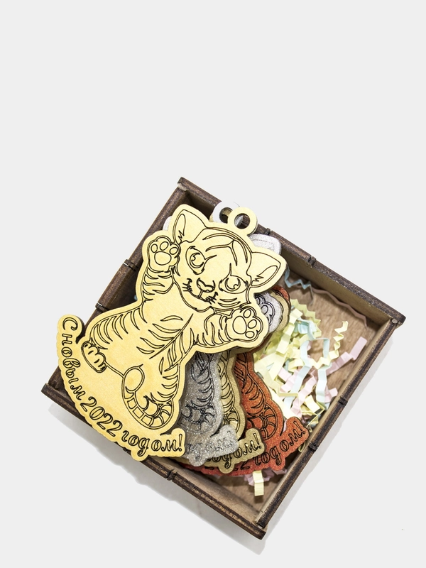 Елочные игрушки из фанеры в деревянной коробке
