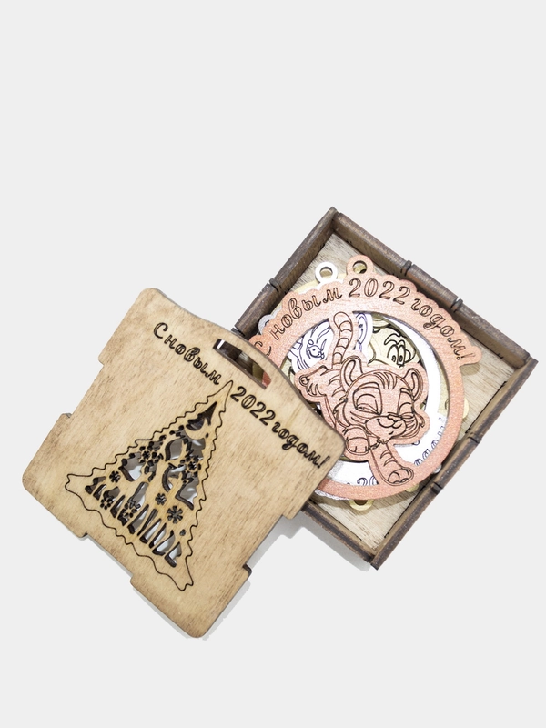 Елочные игрушки из фанеры в деревянной коробке 75х75