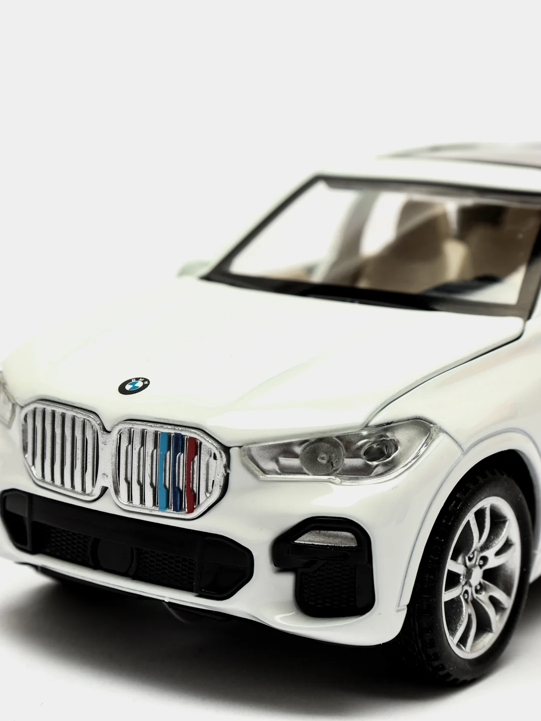 Белый модели автомобилей   BMW X5, BMW X7, TOYOTA- PRADO, RANGE ROVER