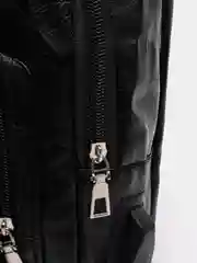 Черный классический однолямочный рюкзак Q1 с USB разъёмом + USB кабель в комплекте