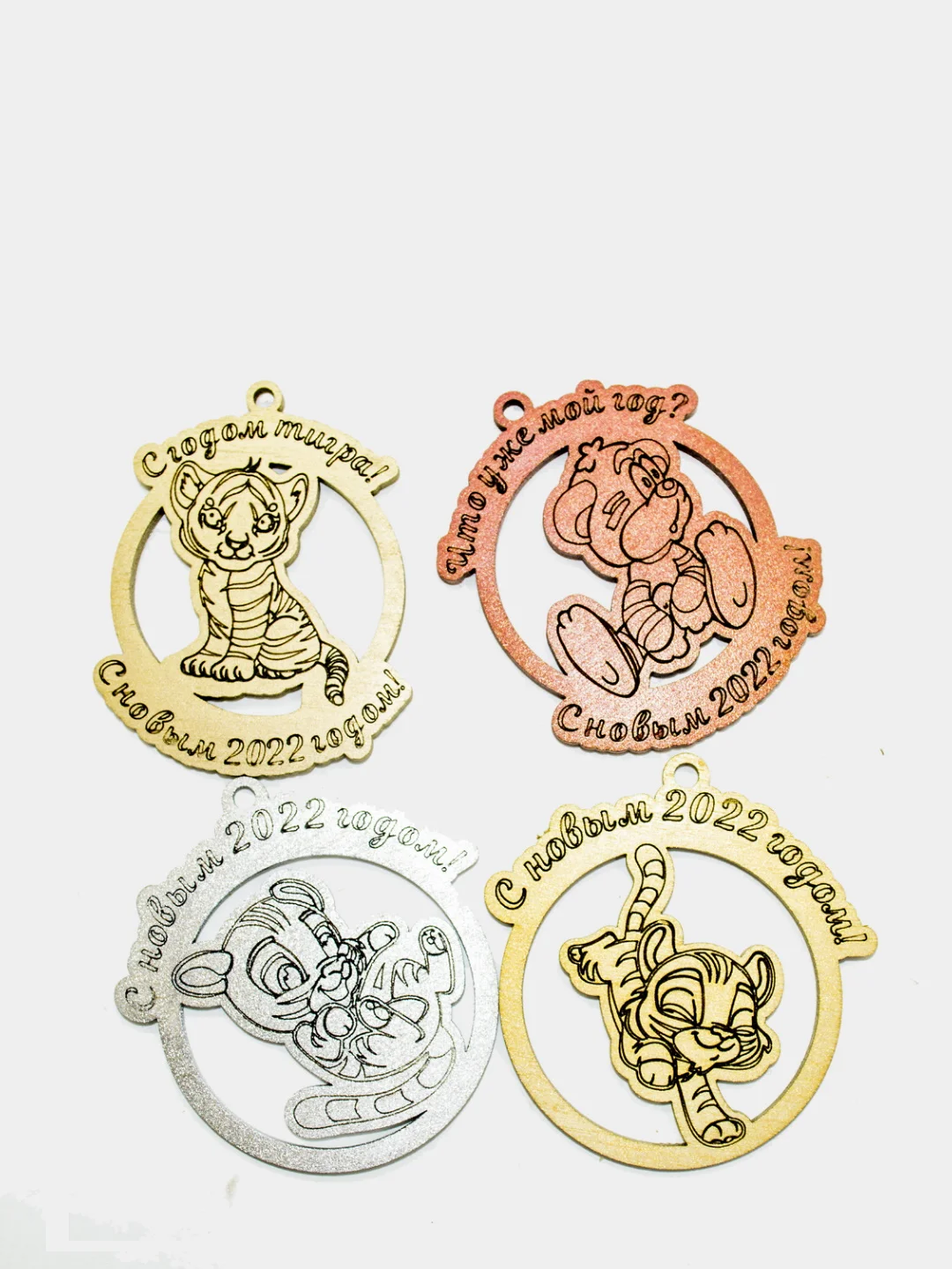 Красный елочные игрушки из фанеры в деревянной коробке 75х75